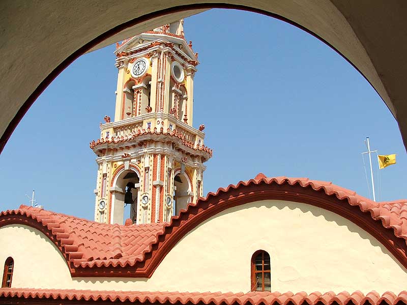 Vista del campanile dall'interno del monastero