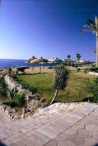 Vista della spiaggia dal villaggio