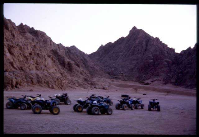 Le moto in sosta alla tenda beduina