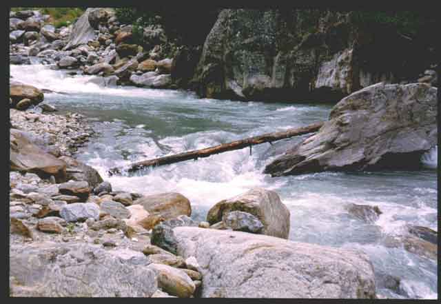 1- Scorci del fiume Sesia salendo verso il Rif. Pastrore