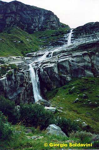 La cascata visibile durante l'ascesa